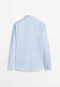 Chemise habillée bleu clair à manches longues avec des rayures verticales blanches, des poignets boutonnés et un col classique vue de dos sur fond blanc.