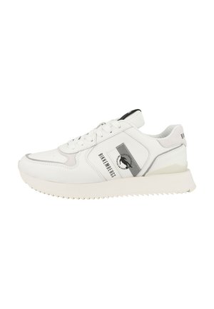 Witte lage sneaker met grijze en zwarte accenten, vetersluiting en Bikkembergs-logo op de zijkant en hiel, met getande zool.