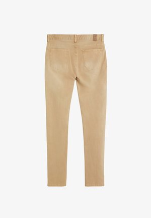 Vaqueros de denim beige con un diseño de pierna recta, dos bolsillos traseros y una cinturilla cosida. Textura suave y detalles mínimos.