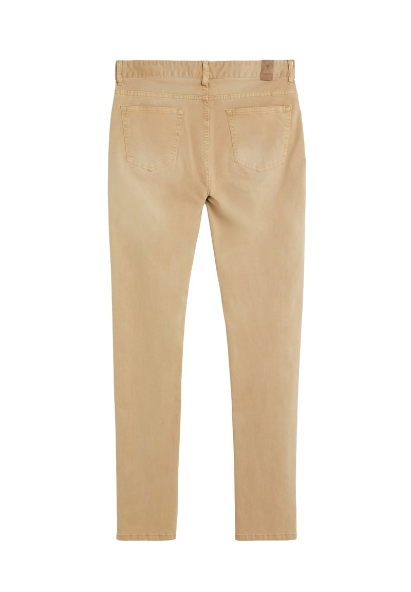 Vaqueros de denim beige con un diseño de pierna recta, dos bolsillos traseros y una cinturilla cosida. Textura suave y detalles mínimos.