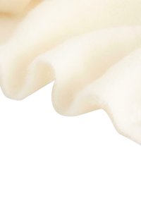 Witte stof met een zachte, gestructureerde oppervlakte dat in zachte golven stroomt, met een gladde afwerking en subtiele glans.