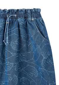 Pantaloni in denim con vita elastica, di un blu medio con un motivo a mano tonale. Inclusi tasche e cordino.