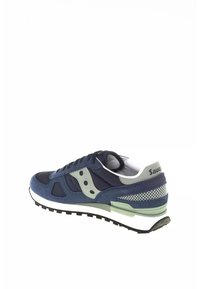 Scarpe da ginnastica blu navy con tomaia in rete, accenti grigi, suola testurizzata e tacco imbottito per supporto e comfort.
