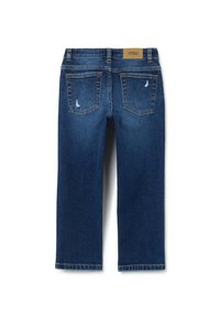 Jeans de mezclilla azul con corte recto, decoloración en la parte trasera y una etiqueta de parche en la cintura. Dos bolsillos traseros visibles.