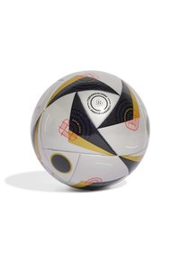 Nogometna lopta s uzorkom u bijeloj, crnoj i zlatnoj boji s natpisom "Precision Shell" i geometrijskim dizajnom, postavljena na jednoličnu bijelu pozadinu.