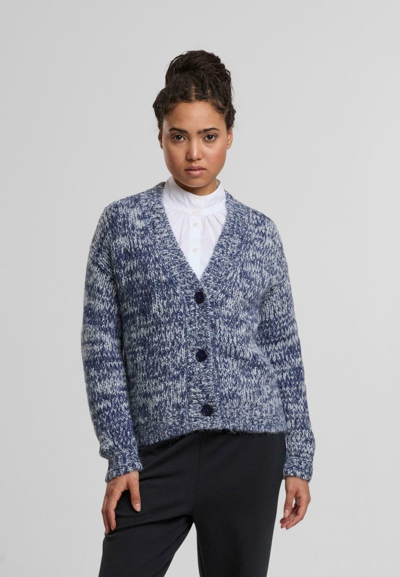 Blauw en wit gemarmerde cardigan met een diepe V-hals, vijfknops sluiting en een textured breiwerk. Heeft lange mouwen en een relaxte pasvorm.