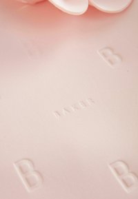 Baker by Ted Baker CORSAGE EMBOSSED SCUBA-REGULAR FIT - Koktélruha / Partiruha - pink