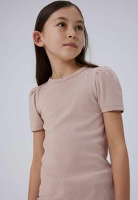 Helles rosa, geripptes T-Shirt mit kurzen Ärmeln und subtilen Schimmereffekten. Mit Puffärmeln und Rundhalsausschnitt, aus weichem, elastischem Material gefertigt.