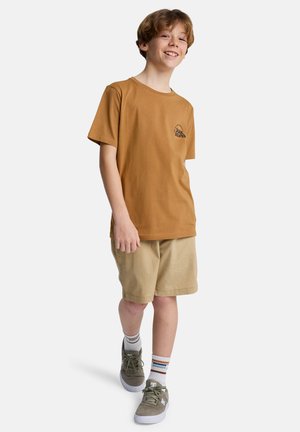Brązowy T-shirt z krótkim rękawem z logo, khaki szorty, szare trampki i skarpetki w paski. Casualowy strój o luźnym kroju i miękkiej teksturze.