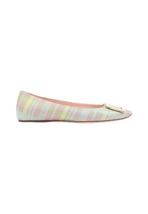 Chaussure plate pour femme à bout pointu avec un motif à carreaux multicolores pastel et une boucle métallique rectangulaire sur le devant.