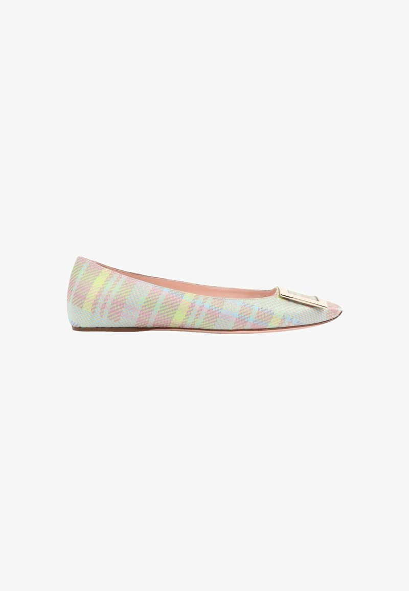 Chaussure plate pour femme à bout pointu avec un motif à carreaux multicolores pastel et une boucle métallique rectangulaire sur le devant.