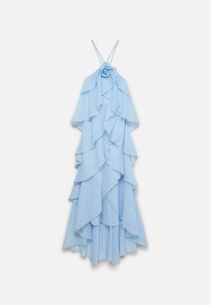 Hellblaues ärmelloses Kleid mit gestuften Rüschen, Neckholder-Trägern und einem Stoffblumen-Detail auf der Brust.