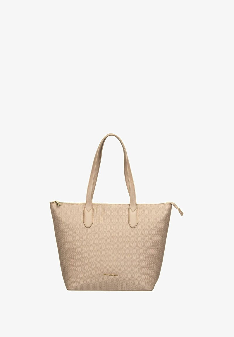 Sac fourre-tout beige texturé avec deux poignées et une fermeture éclair, base rectangulaire, et un logo doré subtil au centre avant.