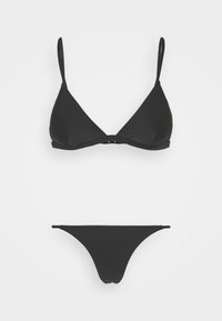 Biquíni preto com um top triangular e alças ajustáveis, de estilo minimalista. As partes de baixo são de corte baixo e simples.