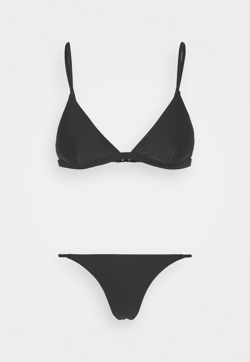 Biquíni preto com um top triangular e alças ajustáveis, de estilo minimalista. As partes de baixo são de corte baixo e simples.