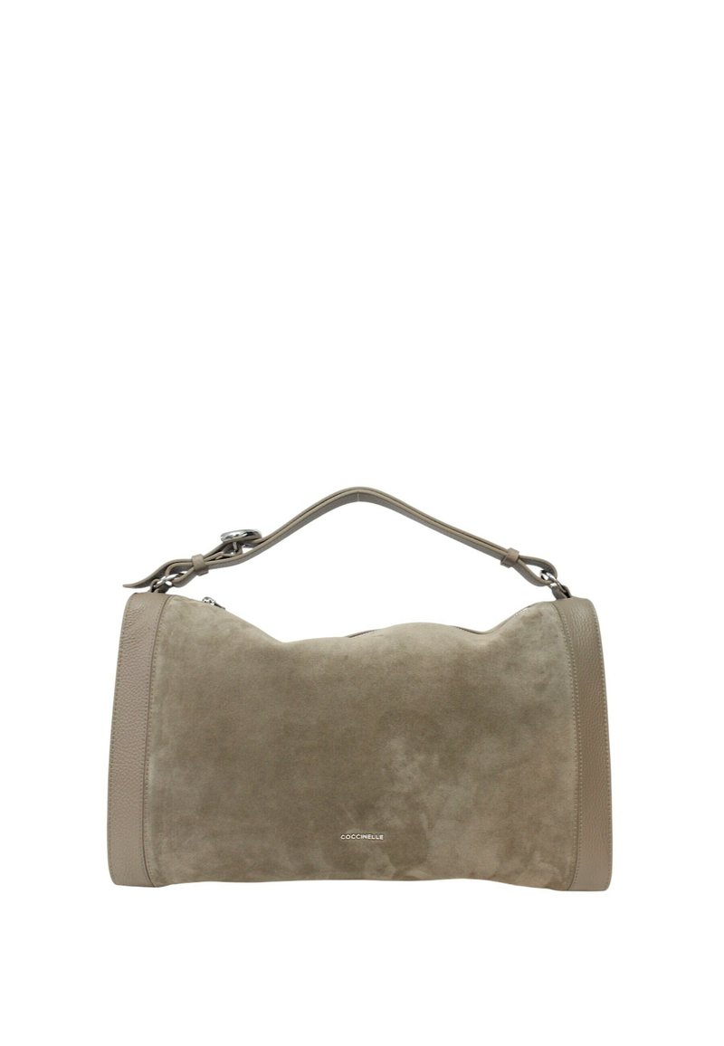 Beige suède handtas met een ronde vorm, een korte handvat aan de bovenkant en een textuur leder onderkant. Heeft een subtiele merklogo aan de voorkant.