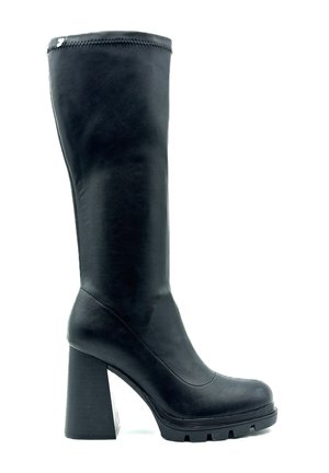 Bota negra de tacón alto hasta la rodilla hecha de material sintético suave. Presenta un tacón grueso y texturizado, así como un diseño de punta redonda con detalles en la costura lateral.