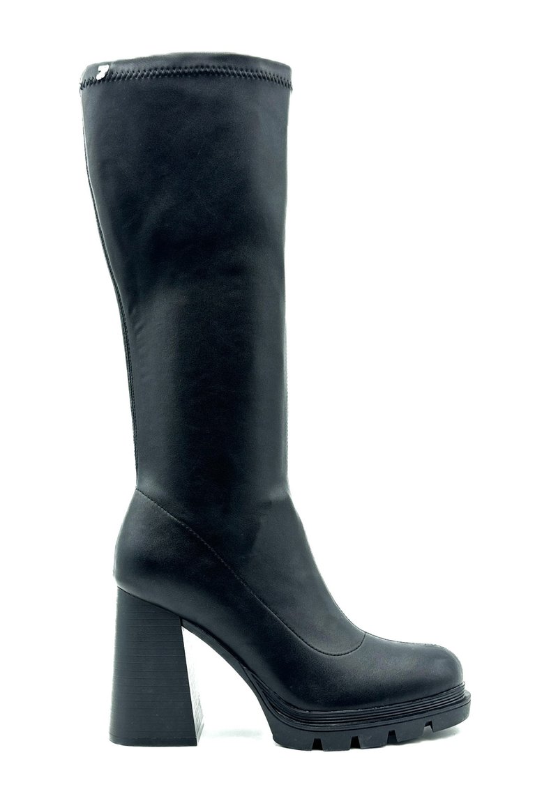 Bota negra de tacón alto hasta la rodilla hecha de material sintético suave. Presenta un tacón grueso y texturizado, así como un diseño de punta redonda con detalles en la costura lateral.