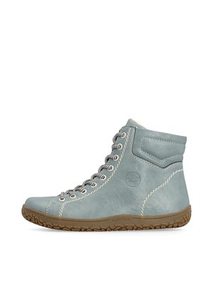 Chaussure montante en cuir bleu clair avec surpiqûres blanches, semelle épaisse en caoutchouc marron et lacets ronds, vue de côté sur fond blanc.
