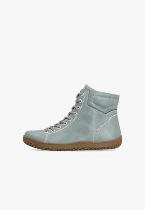 Hellblauer, knöchelhoher Lederschuh mit weißen Nähten, dicker brauner Gummisohle und runden Schnürsenkeln, von der Seite auf weißem Hintergrund gezeigt.