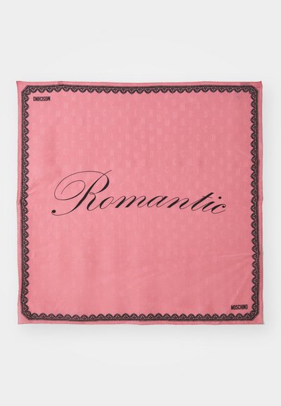 Roze zijden sjaal met een zwarte kanten rand. Het woord "Romantisch" staat in grote cursieve letters weergegeven, met een subtiel merkpatroon op de achtergrond.