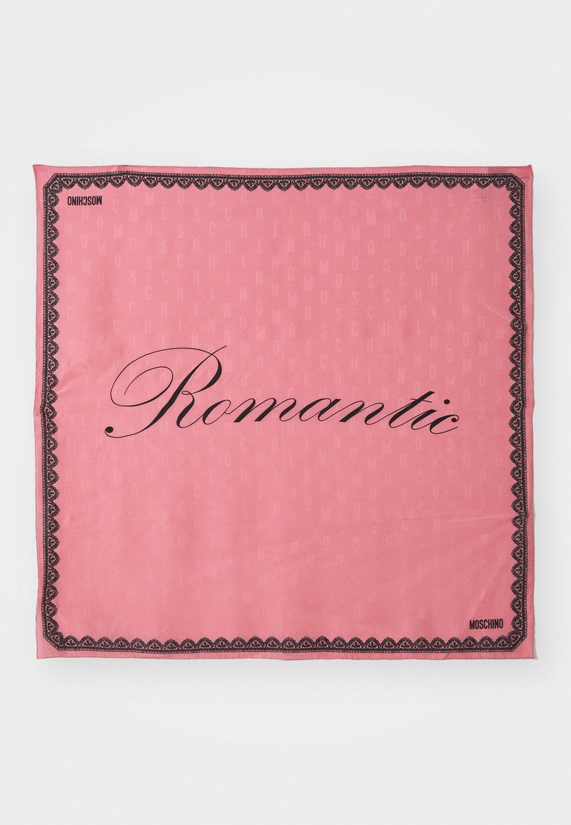 Eșarfă din mătase roz cu un bordaj din dantelă neagră. Cuvântul "Romantic" este afișat cu litere mari, cursive, având un model subtil de brand în fundal.