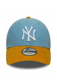 Helles blaues Cap mit orangefarbener Brim, mit einem weißen gestickten NY-Logo und einem strukturierten Baumwoll-Design. Das Etikett trägt die Aufschrift "9FORTY YOUTH ADJUSTABLE."