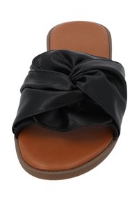 Sandalo slide in pelle nera con design annodato, sopra una soletta imbottita marrone e suola in gomma testurizzata. Materiale liscio e flessibile.
