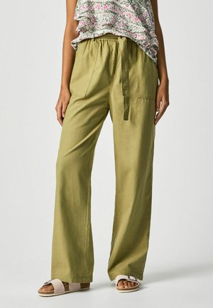Pantaloni in misto lino di un verde oliva chiaro con una vestibilità ampia, vita elasticizzata e due tasche frontali. Abbinati a un top decorato e sandali.