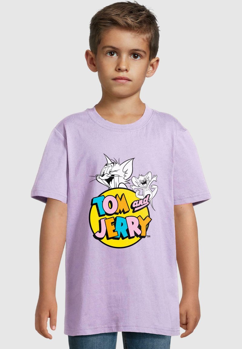Fialové bavlněné tričko s krátkým rukávem s grafickým potiskem Toma a Jerryho nad textem "TOM a JERRY" v tučném, mnohobarevném písmu.