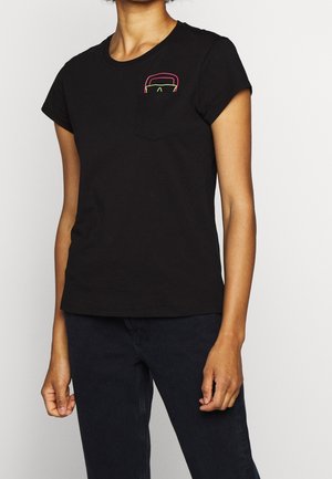 Camiseta de algodón negra con mangas cortas, que presenta un pequeño bolsillo en el pecho con un diseño de gafas de sol coloridas en neón rosa y verde.