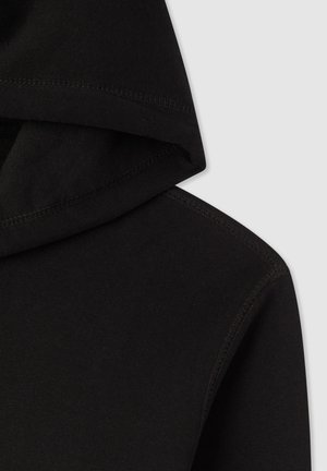 Czarna bluza z kapturem o gładkiej fakturze, z zaokrąglonym kapturem i widocznymi szwami wzdłuż krawędzi i szwów.