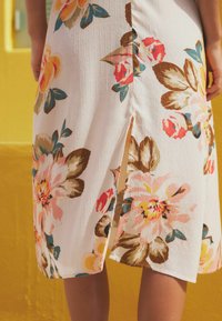 Next REGULAR FIT - Vapaa-ajan mekko - floral