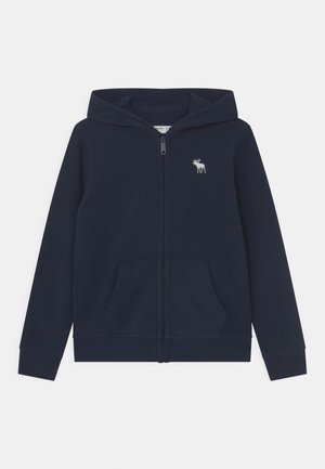 Sudadera con capucha azul marino con cremallera, fabricada con una tela suave, que incluye un bolsillo canguro, puños acanalados y un pequeño logo bordado en el pecho.