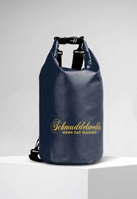 Borsa impermeabile blu navy con chiusura arrotolabile, con testo dorato. Il testo recita "Schmuddelwedda WENN DAT PLADDERT." Cinghia regolabile attaccata.