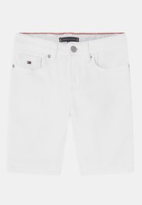 Weiße Denim-Shorts mit einer Vordertasche, Knopfverschluss und dezentem roten Stich entlang des inneren Taillenbands; ausgestattet mit einem kleinen Logopatch auf der Tasche.