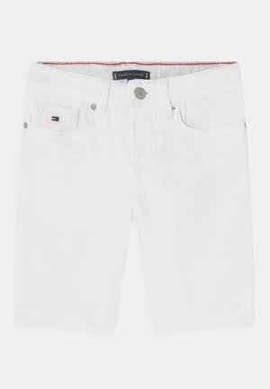 Vita denimshorts med frampocket, knäppning och diskret röd söm på den inre midjebandet; har en liten logotyppatch på fickan.