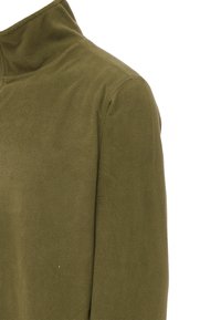 Pullover in pile verde oliva con colletto alto, texture morbida e design aderente. Nessun hardware o motivo visibile.