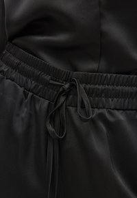 VILA MIT WEITEM BEIN HIGH WAIST - Stoffhose - black