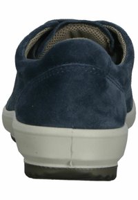 Sneaker in suede blu navy con superficie testurizzata, suola in gomma bianca e fodera in mesh traspirante. Presenta un tacco arrotondato e colletto imbottito.