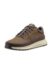 Zapatillas deportivas marrones con cordones, fabricadas con materiales lisos y texturizados, que cuentan con una suela gruesa color crema y un logotipo en relieve en el costado.