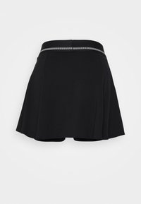 Zwarte uitlopende rok van zacht materiaal met een elastische tailleband en een zilveren studs accent. Gladde, lichte textuur met minimale naden.