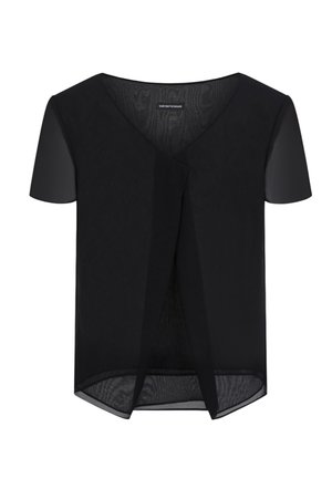 Top nero a maniche corte con scollatura a V e design frontale a strati. Realizzato in un tessuto leggero, leggermente trasparente, con una texture morbida.