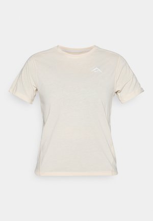 Helle beige Kurzarm-T-Shirt mit rundem Halsausschnitt und einem dezenten weißen dreieckigen Logo auf der Brust. Weiche Stoffqualität mit glatter Textur.