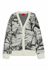 Hvid og sort knappet cardigan med abstrakt mønster af træbark og ribbede manchetter og kant, mærket med et rødt label inde i kraven.
