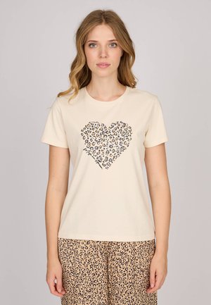 T-shirt en coton beige avec un motif de cœur imprimé léopard, manches courtes et col rond. Assortie avec un pantalon de pyjama à imprimé léopard.