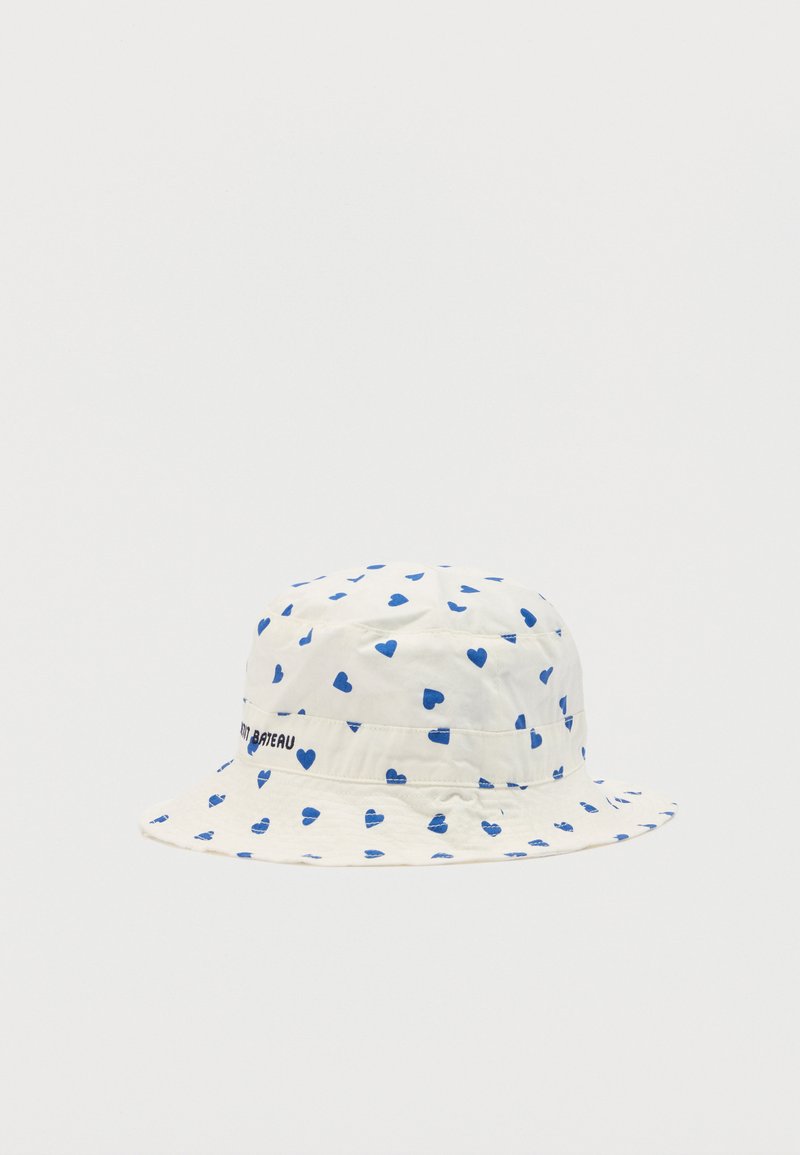 Λευκό καπέλο τύπου bucket με μοτίβα μπλε καρδιών διάσπαρτα και μικρό μαύρο κείμενο στο πλάι, παρουσιάζεται σε απλό ανοιχτό φόντο.