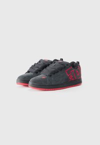 Grå ruskinds sneakers med røde detaljer, der har en glat overflade, rund tå, flad sål og fremtrædende logo detalje på siden.