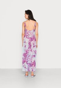 Vestido maxi em tecido transparente com padrão floral em tons de roxo e azul claro, com alças ajustáveis e design de costas retas.