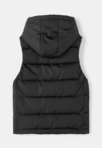 Zwarte puffer vest met een capuchon, voorzien van geborduurde secties, ritssluiting en zijopening. Glad exterieur met een matte afwerking.